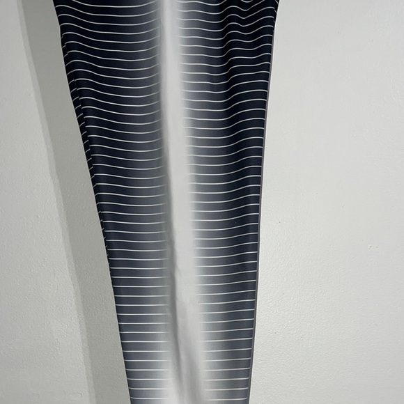 GAP Women's Black and White Gradient Capri Leggings - Picture 3 of 6